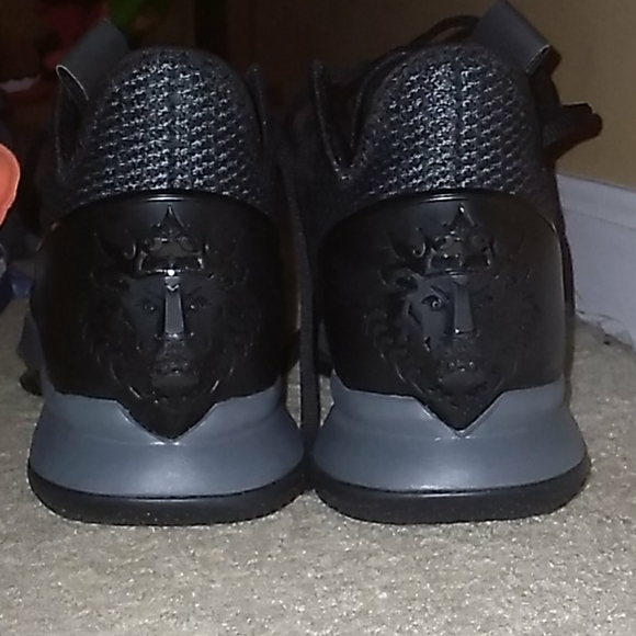 Lebron witness 4 shoes, clothing, and 3 ps4 games - Picture 7 of 12